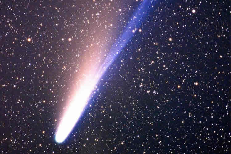 Comet Ikeya-Zhang with a billion km tail